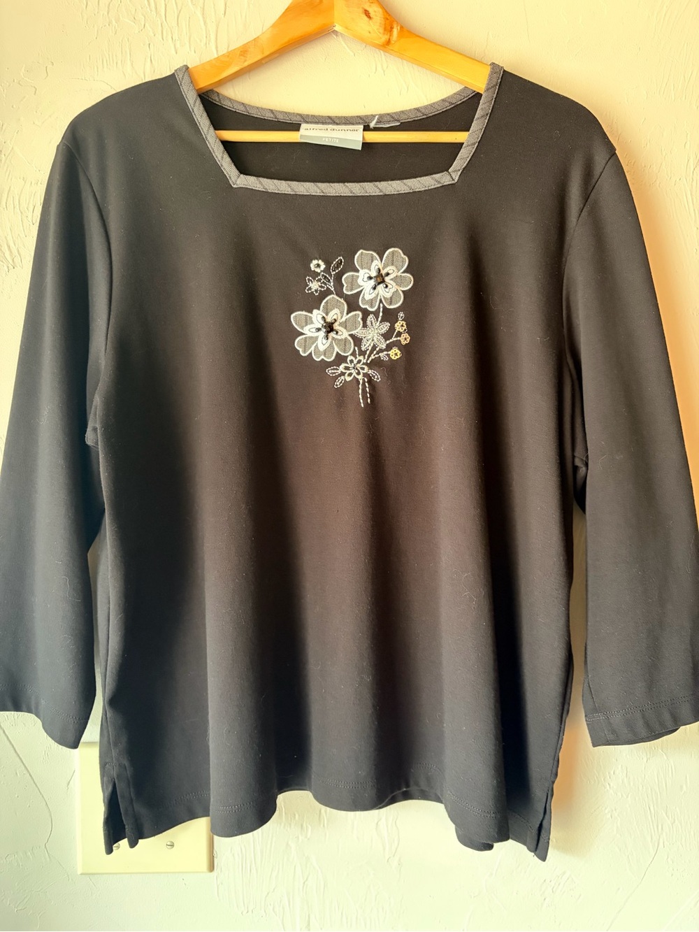 Alfred Dunner Petite Black Floral Embroidered Top Long Sleeve Classic FeminineXL